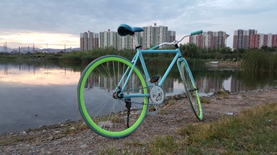 晚霞中的活飛車