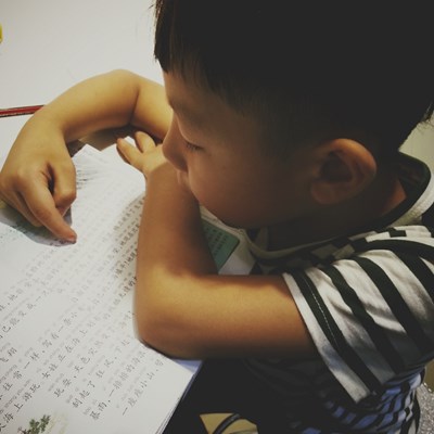 一個認真讀書的小孩紙~~
