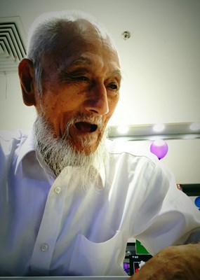 看到這老頭有種畫頭像的沖動