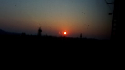 飛馳火車上拍的落日