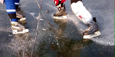 讓球在冰面上飛