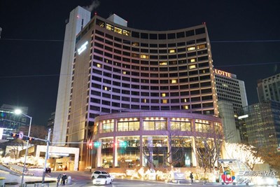 一組首爾明洞市政廳旁的夜景