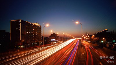 路燈亮起，車行匆匆