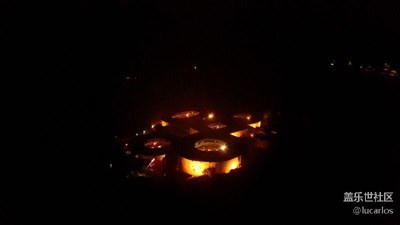 夜晚拍的土樓四菜一湯