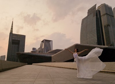 追逐舞動的紅裙