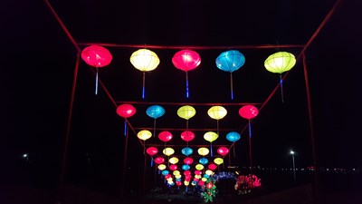 夜色沉醉，燈光迷人