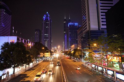 夕陽(yáng)西下，夜色籠罩