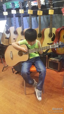 小小吉他手，多給點鼓勵多多點贊