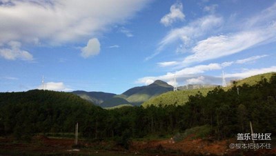 藍(lán)天白云下的大理