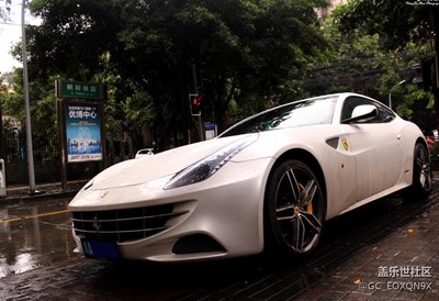雨天沐浴中的法拉利  