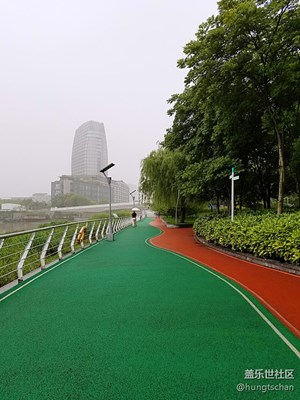 雨霧中的南園濱江步道