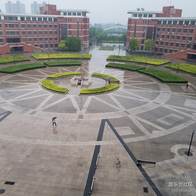 雨中校園，別有一番韻味