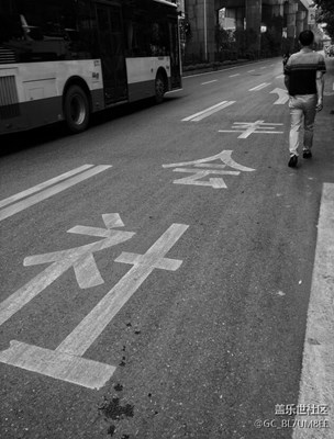 行走在大馬路上