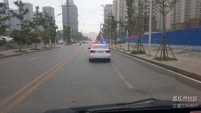 上班時(shí)間都沒到警車??都出發(fā)閃個(gè)不停
