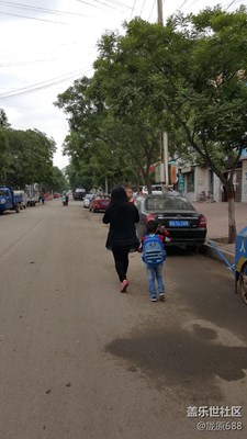 拉著媽*衣襟上學(xué)去