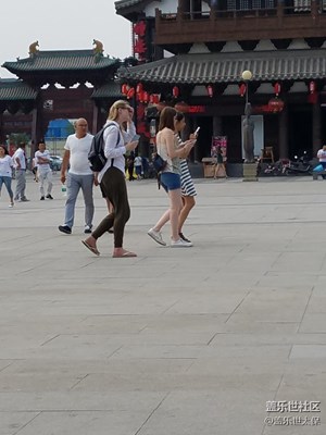 外國妞來旅游啦