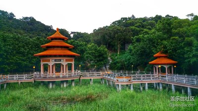 天氣酷熱，山腳清風徐來，十分愜意