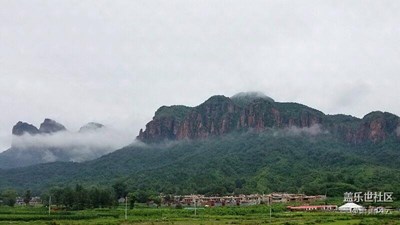 云霧之中的山峰