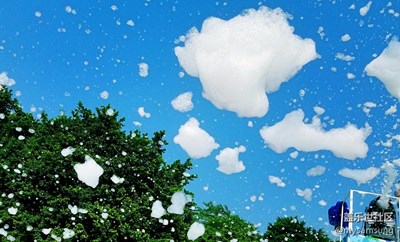 陽光下的泡沫，是彩色的