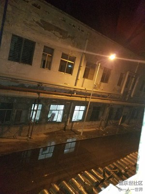 車間外邊的夜景