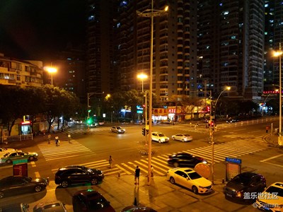 臺(tái)風(fēng)施虐后夜景