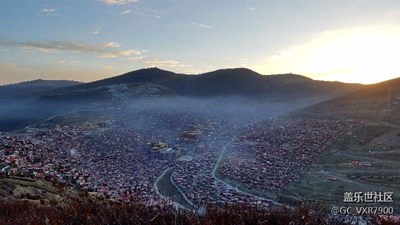 十月去色達，陽光照得世界如此美好