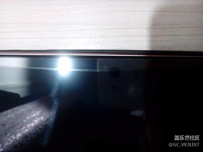 前天換屏后發(fā)現(xiàn)屏幕不平