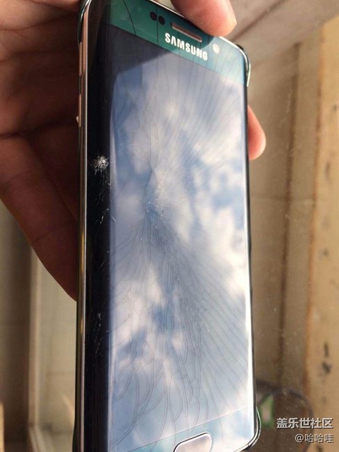 屏幕碎了，售后1250！