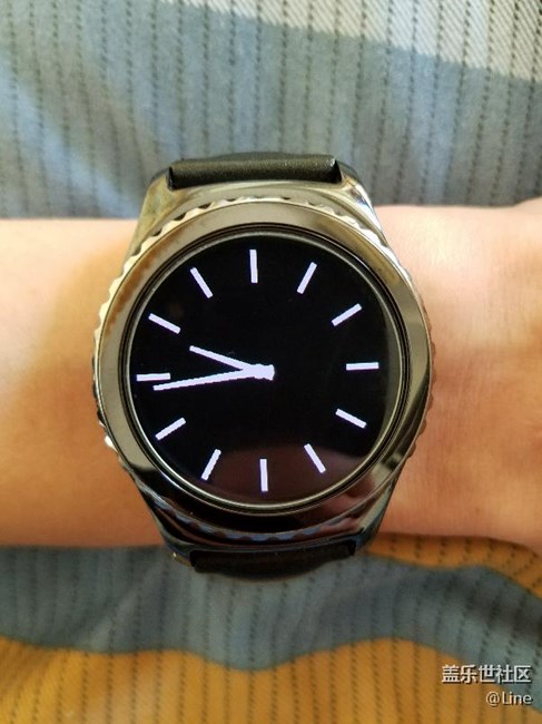 gear s2 classic 更新最新的2.3.2.1系統(tǒng)后熄屏屏保不居中啊