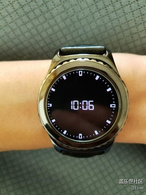 gear s2 classic 更新最新的2.3.2.1系統(tǒng)后熄屏屏保不居中啊
