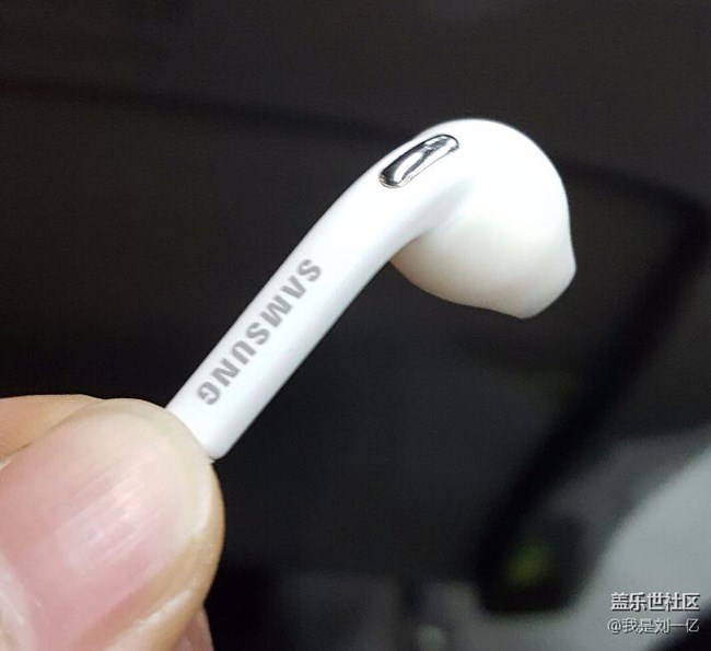 這種耳機(jī)該怎么戴呀？