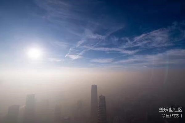 在北京第一高樓中國(guó)尊上看藍(lán)天和霧霾的分界線