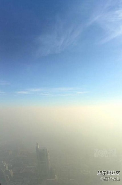 在北京第一高樓中國(guó)尊上看藍(lán)天和霧霾的分界線