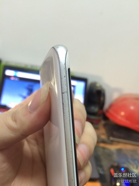 用了九個(gè)月的s7e，邊框已經(jīng)撞得慘不忍睹，有比這還慘的嗎