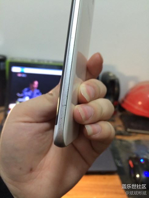 用了九個(gè)月的s7e，邊框已經(jīng)撞得慘不忍睹，有比這還慘的嗎