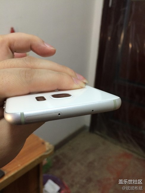 用了九個(gè)月的s7e，邊框已經(jīng)撞得慘不忍睹，有比這還慘的嗎