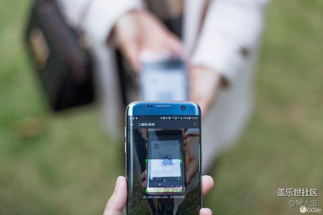 ? 一個(gè)男孩與女孩的故事 ?  Galaxy S7edge粉與藍(lán)