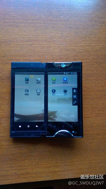 大家來(lái)猜猜我這折疊雙屏手機(jī)是什么牌子