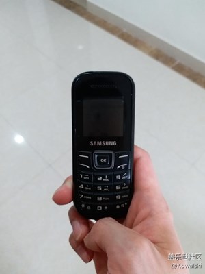 三星懷念機，有的舉個腳
