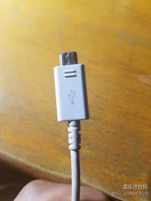 s7e充電時充電線插頭處特別熱，正常嗎？