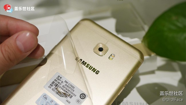 三星蓋樂世 C7 Pro楓葉金圖賞 延續(xù)經(jīng)典完善細(xì)節(jié)配置