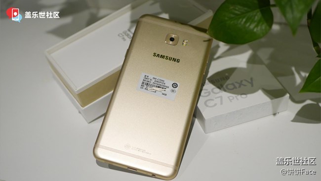 三星蓋樂世 C7 Pro楓葉金圖賞 延續(xù)經(jīng)典完善細(xì)節(jié)配置