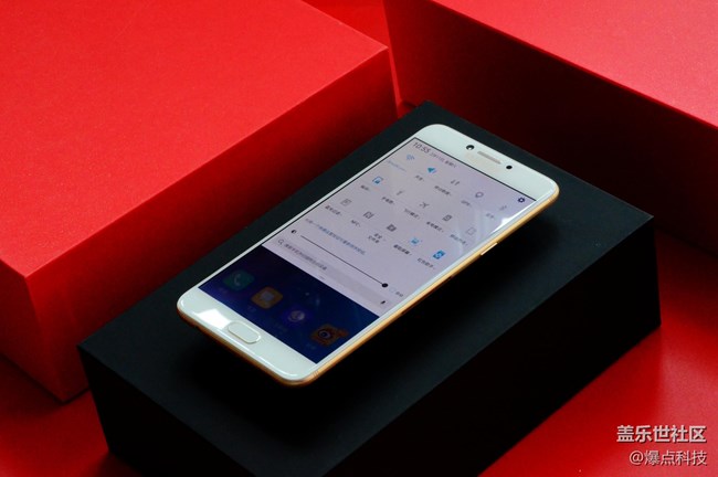 當(dāng)國產(chǎn)手機(jī)品牌都在談加價時，三星C7 Pro卻玩起了走心