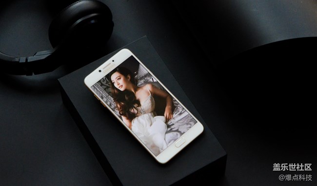 當(dāng)國產(chǎn)手機(jī)品牌都在談加價時，三星C7 Pro卻玩起了走心