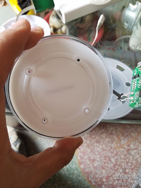 看看三星的無(wú)線充電器