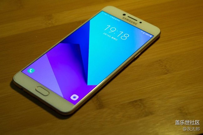 中端機的價格旗艦機的配置 C7Pro，厲害了word三星