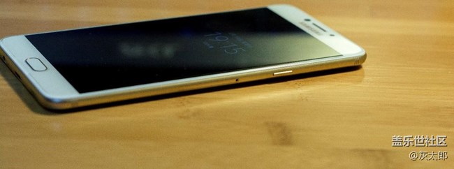 中端機的價格旗艦機的配置 C7Pro，厲害了word三星