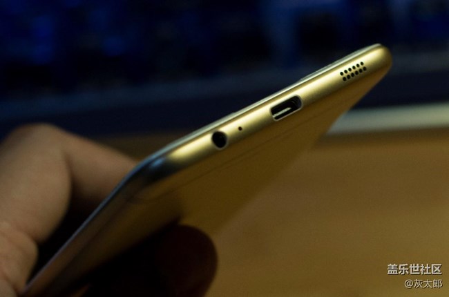 中端機的價格旗艦機的配置 C7Pro，厲害了word三星