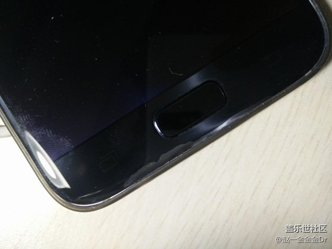 求助，屏幕下面有銀色痕跡