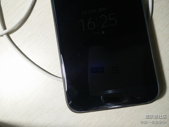 求助，屏幕下面有銀色痕跡